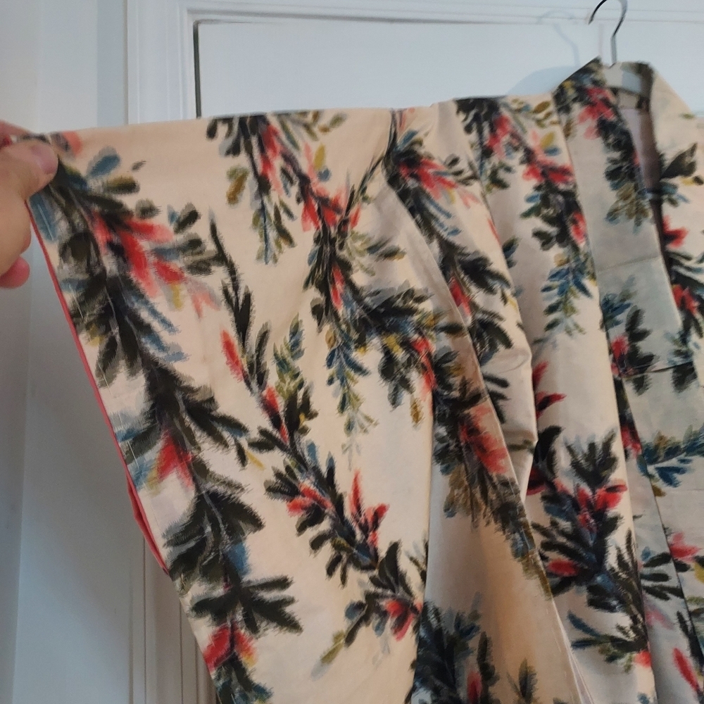 Vintage Japanese Kimono w/ fuzzy floral design - Picture 9 of 11